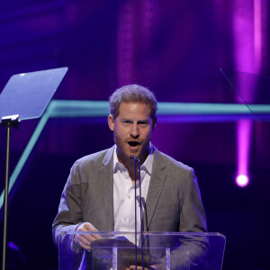 Le prince Harry, duc de Sussex, au Royal Albert Hall pour participer à la première édition des "OnSide Awards" à Londres, le 17 novembre 2019.
