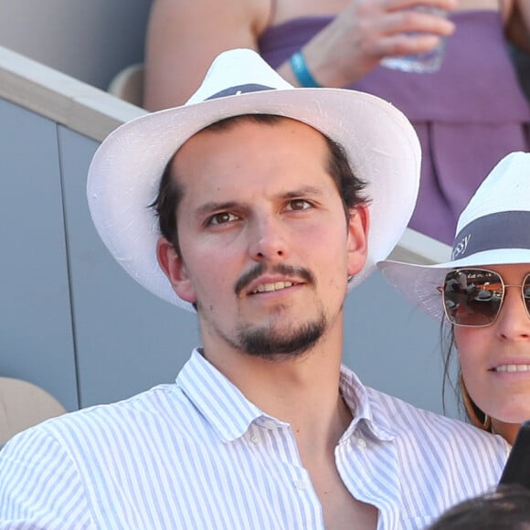 Laury Thilleman (Miss France 2011) et son compagnon le chef cuisinier Juan Arbelaez dans les tribunes lors des internationaux de tennis de Roland Garros à Paris, France, le 1er juin 2019. © Jacovides-Moreau/Bestimage