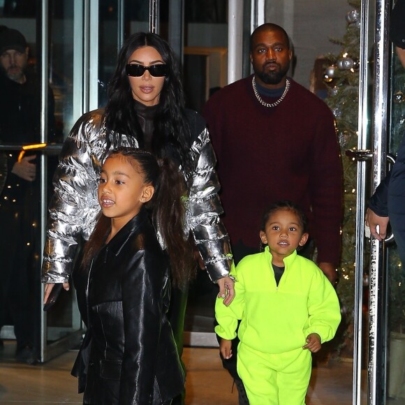 Kim Kardashian, Kanye West et leurs enfants North et Saint West à New York, le 21 décembre 2019.