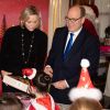 Distribution de cadeaux de Noël au palais princier de Monaco avec le prince Albert, la princesse Charlene, Louis Ducruet et Camille Gottlieb, le 18 décembre 2019.