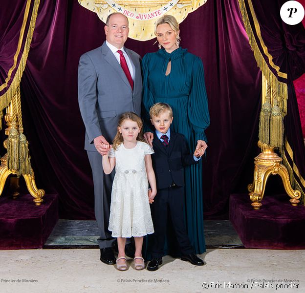 Le prince Albert de Monaco, son épouse Charlene et leurs enfants Jacques et Gabriella posent pour une nouvelle photo officielle au palais princier. Le 1er décembre 2019.