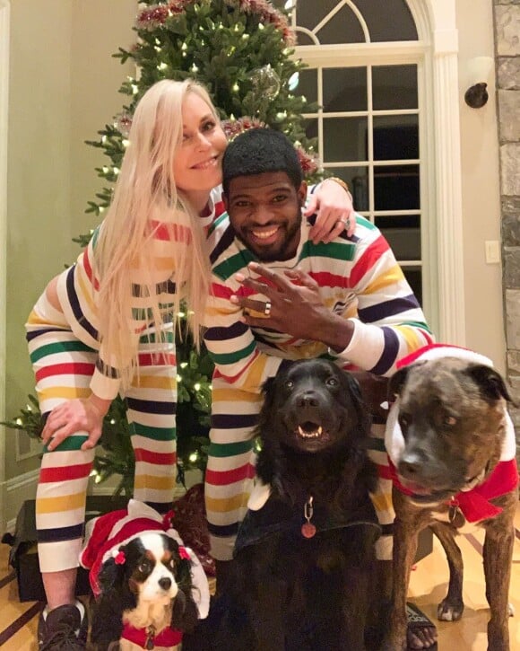 Lindsey Vonn et son compagnon P. K. Subban, qui arbore sa bague de fiançailles après qu'elle l'a demandé en mariage, au matin de Noël le 25 décembre 2019, photo Instagram