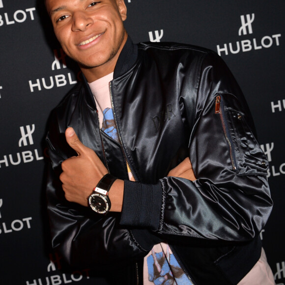 Kylian Mbappé assiste à la soirée "Hublot Loves Art" organisée par Hublot, à la Fondation Louis Vuitton. Paris, le 16 décembre 2019.