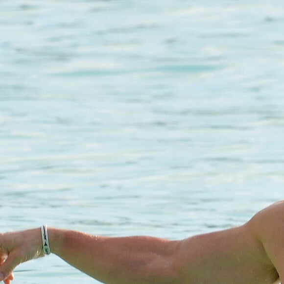 Mark Wahlberg prend du bon temps sur l'île de la Barbade. L'acteur a décidé de passer les fêtes de fin d'année dans les Caraïbes, le 28 décembre 2019.  American actor, producer, businessman, model, rapper, singer and songwriter Mark Wahlberg pictured at the beach in Barbados on December 28, 2019.28/12/2019 - Barbados