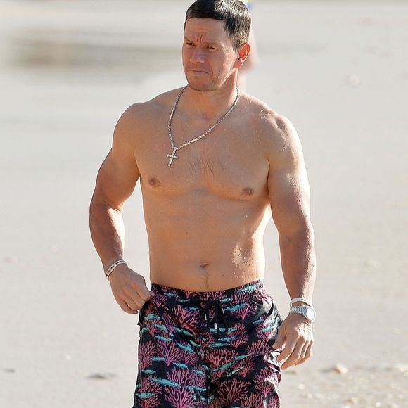 Mark Wahlberg prend du bon temps sur l'île de la Barbade. L'acteur a décidé de passer les fêtes de fin d'année dans les Caraïbes, le 28 décembre 2019.  American actor, producer, businessman, model, rapper, singer and songwriter Mark Wahlberg pictured at the beach in Barbados on December 28, 2019.28/12/2019 - Barbados