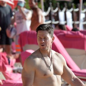 Mark Wahlberg prend du bon temps sur l'île de la Barbade. L'acteur a décidé de passer les fêtes de fin d'année dans les Caraïbes, le 28 décembre 2019.  American actor, producer, businessman, model, rapper, singer and songwriter Mark Wahlberg pictured at the beach in Barbados on December 28, 2019.28/12/2019 - Barbados