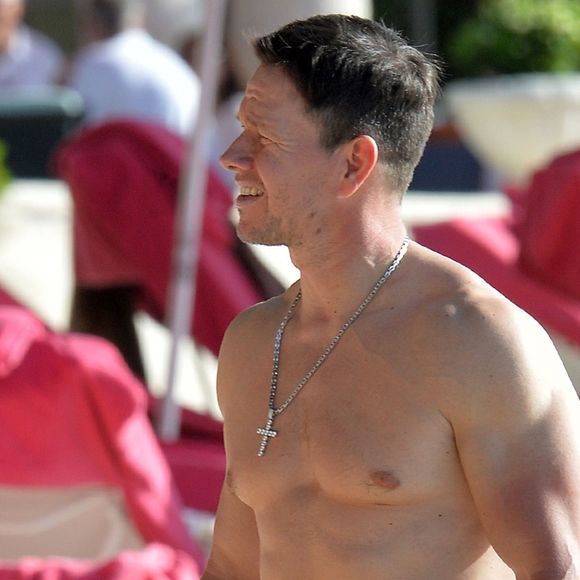 Mark Wahlberg prend du bon temps sur l'île de la Barbade. L'acteur a décidé de passer les fêtes de fin d'année dans les Caraïbes, le 28 décembre 2019.  American actor, producer, businessman, model, rapper, singer and songwriter Mark Wahlberg pictured at the beach in Barbados on December 28, 2019.28/12/2019 - Barbados