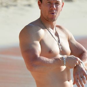 Mark Wahlberg prend du bon temps sur l'île de la Barbade. L'acteur a décidé de passer les fêtes de fin d'année dans les Caraïbes, le 28 décembre 2019.  American actor, producer, businessman, model, rapper, singer and songwriter Mark Wahlberg pictured at the beach in Barbados on December 28, 2019.28/12/2019 - Barbados
