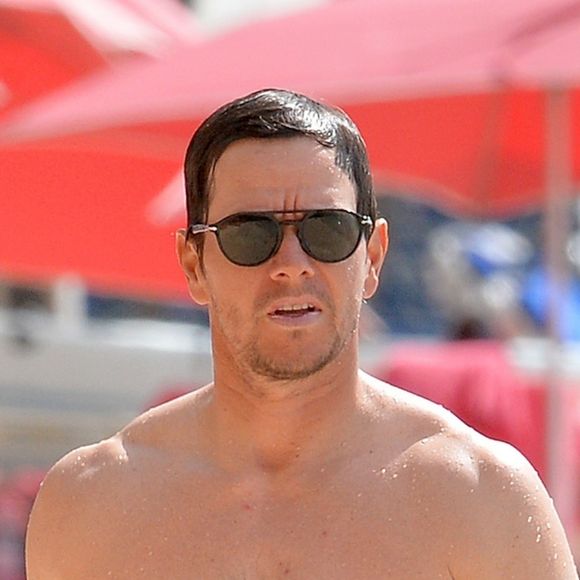 Mark Wahlberg se relaxe sur une plage de la Barbade le 5 janvier 2019.  Pain And Gain Actor Mark Wahlberg enjoying in Barbados at beach on january 5, 2019.05/01/2019 - Bridgetown