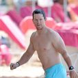 Exclusif - Mark Wahlberg se relaxe sur une plage de la Barbade le 6 janvier 2019.  Exclusive - For Germany call for price - Barbados, BARBADOS - Hollywood actor Mark Wahlberg shows off his muscular physique while on the beach in Barbados06/01/2019 - Barbados