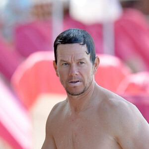 Exclusif - Mark Wahlberg se relaxe sur une plage de la Barbade le 6 janvier 2019.  Exclusive - For Germany call for price - Barbados, BARBADOS - Hollywood actor Mark Wahlberg shows off his muscular physique while on the beach in Barbados06/01/2019 - Barbados