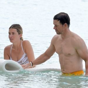 Mark Wahlberg et sa femme Rhea Durham se baignent à La Barbade le 3 janvier 2019.  Barbados, BARBADOS - American actor Mark Wahlberg in Barbados.03/01/2019 - La Barbade