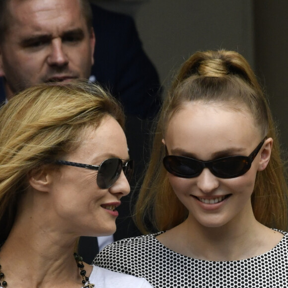 Vanessa Paradis et sa fille Lily-Rose Depp - Sorties du défilé de mode Chanel, collection Haute-Couture automne-hiver 2018/2019, à Paris. Le 3 juillet 2018.