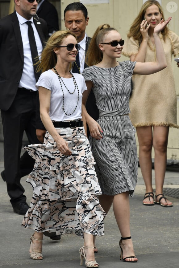 Vanessa Paradis et sa fille Lily-Rose Depp - Sorties du défilé de mode Chanel, collection Haute-Couture automne-hiver 2018/2019, à Paris. Le 3 juillet 2018.