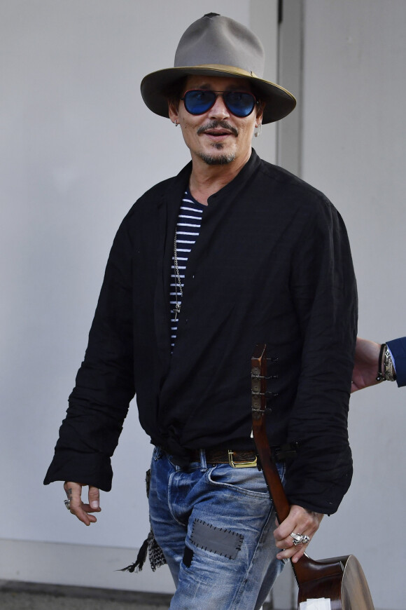 Johnny Depp quitte le 76ème Festival International du Film de Venise (Mostra), le 7 septembre 2019.