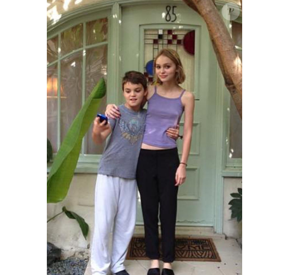 Lily-Rose Melody Depp avec son petit frère Jack John Christopher.