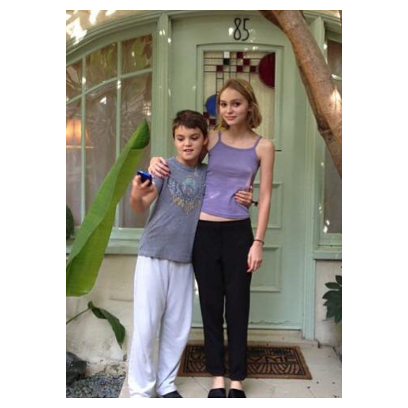 Lily-Rose Melody Depp avec son petit frère Jack John Christopher.