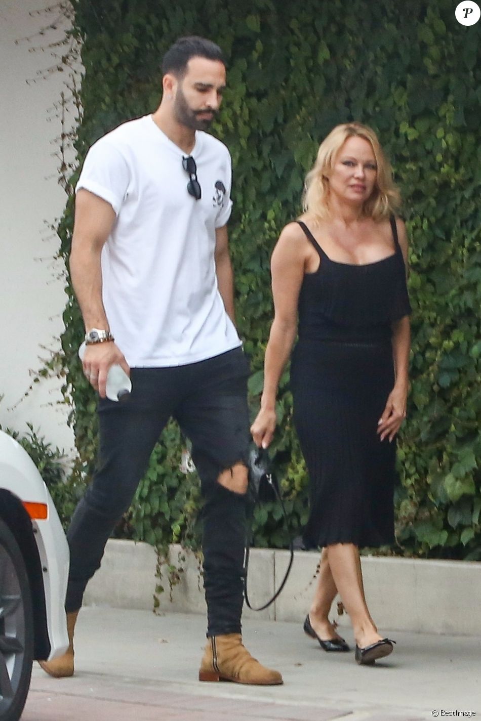 Pamela Anderson et son compagnon Adil Rami se baladent en amoureux dans ...