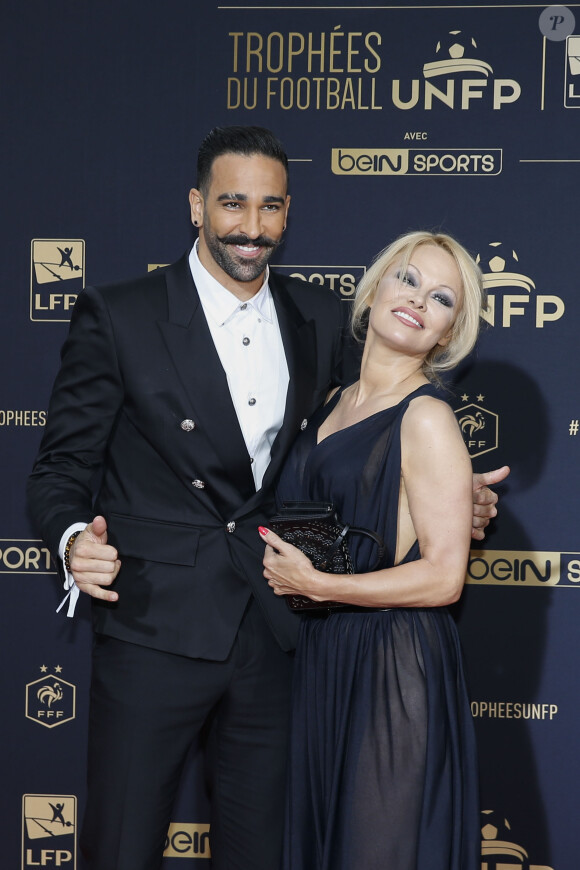 Adil Rami et sa compagne Pamela Anderson au photocall de la 28ème cérémonie des trophées UNFP (Union nationale des footballeurs professionnels) au Pavillon d'Armenonville à Paris, France, le 19 mai 2019.