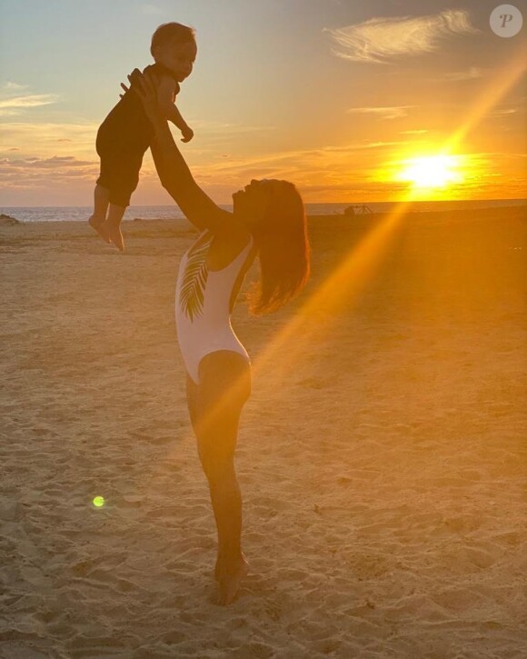 Eva Longoria prend la pose au Mexique, sur Instagram, décembre 2019  Ici avec son fils Santiago.