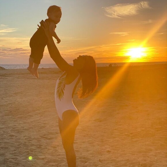 Eva Longoria prend la pose au Mexique, sur Instagram, décembre 2019  Ici avec son fils Santiago.