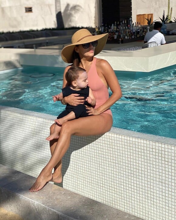 Eva Longoria prend la pose au Mexique, sur Instagram, janvier 2020. Piscine avec son fils Santiago.