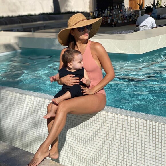 Eva Longoria prend la pose au Mexique, sur Instagram, janvier 2020. Piscine avec son fils Santiago.