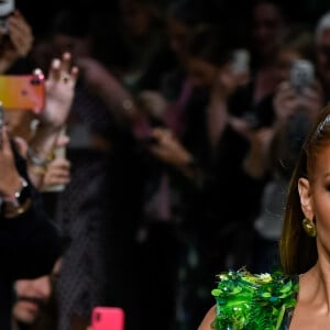 Jennifer Lopez au défilé Versace dans sa robe iconique verte, le 20 septembre à Milan.