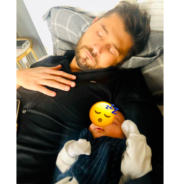 Christophe Beaugrand endormi aux côtés de Valentin, sur Instagram le 3 janvier 2020.