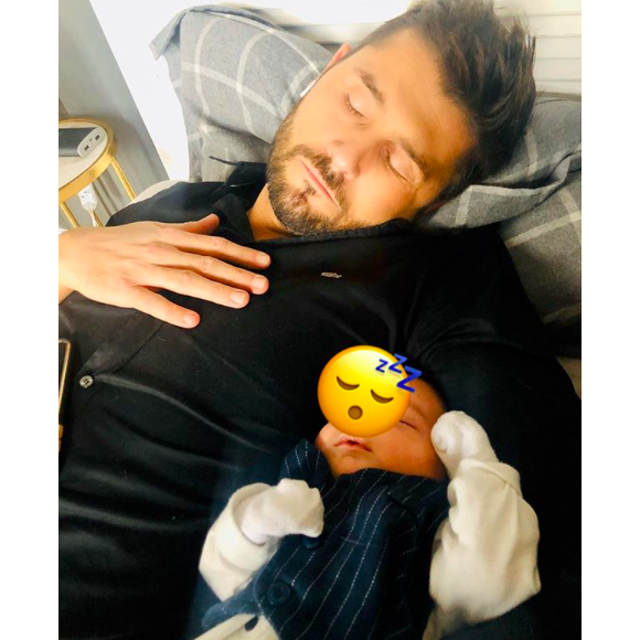 Christophe Beaugrand endormi aux côtés de Valentin, sur Instagram le 3 janvier 2020.