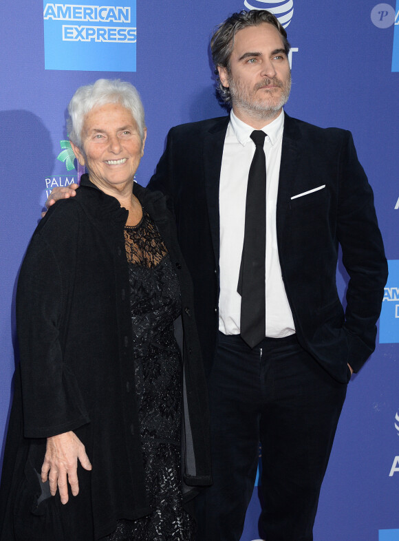 Joaquin Phoenix et sa mère Arlyn - Photocall d'ouverture de la 31e édition du "Palm Springs Film Festival Film Awards" au Palm Springs Convention Center à Los Angeles, le 2 janvier 2020.