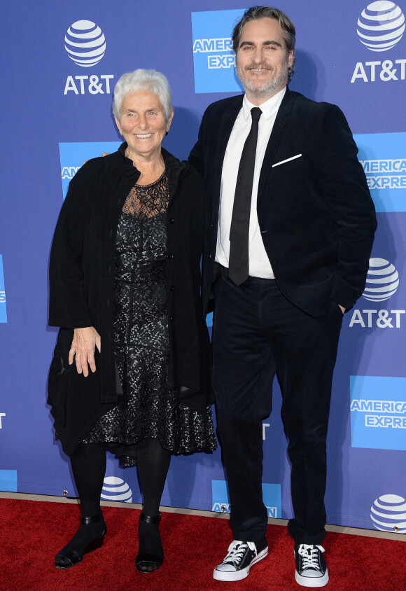 Joaquin Phoenix et sa mère Arlyn - Photocall d'ouverture de la 31e édition du "Palm Springs Film Festival Film Awards" au Palm Springs Convention Center à Los Angeles, le 2 janvier 2020.