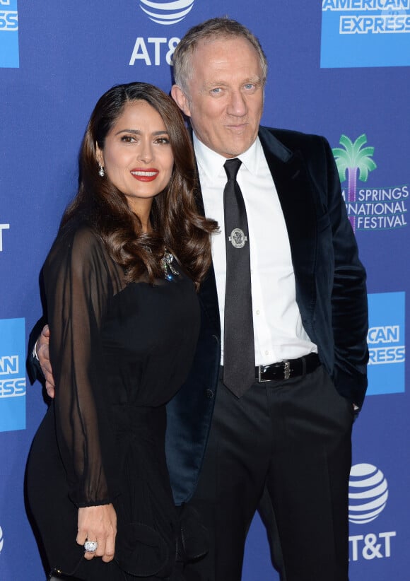 Salma Hayek et son mari François-Henri Pinault - Photocall d'ouverture de la 31e édition du "Palm Springs Film Festival Film Awards" au Palm Springs Convention Center à Los Angeles, le 2 janvier 2020.
