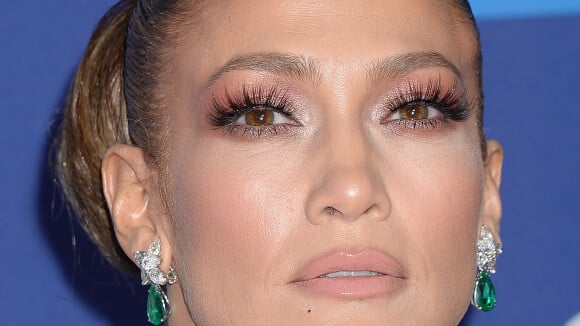 Jennifer Lopez éblouit Palm Springs tandis que Joaquin Phoenix présente sa maman