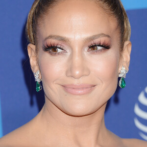 Jennifer Lopez - Photocall d'ouverture de la 31e édition du "Palm Springs Film Festival Film Awards" au Palm Springs Convention Center à Los Angeles, le 2 janvier 2020.