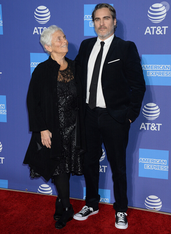 Joaquin Phoenix et sa mère Arlyn - Photocall d'ouverture de la 31e édition du "Palm Springs Film Festival Film Awards" au Palm Springs Convention Center à Los Angeles, le 2 janvier 2020.