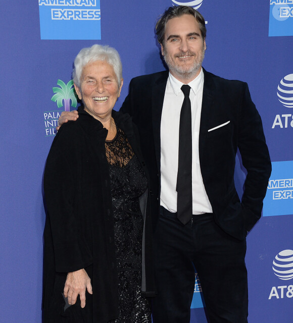 Joaquin Phoenix et sa mère Arlyn - Photocall d'ouverture de la 31e édition du "Palm Springs Film Festival Film Awards" au Palm Springs Convention Center à Los Angeles, le 2 janvier 2020.