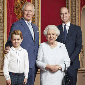 La reine Elisabeth II d'Angleterre, Le prince Charles, prince de Galles, Le prince William, duc de Cambridge, Le prince George de Cambridge au palais de Buckingham, portrait officiel pour célébrer le passage en 2020. © Ranald Mackechnie via Bestimage