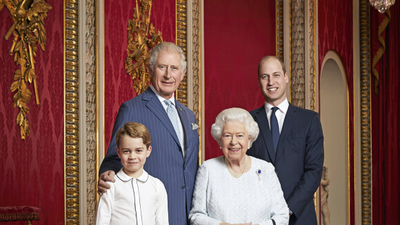 Prince George adorable : nouveau portrait avec William, Charles et la reine