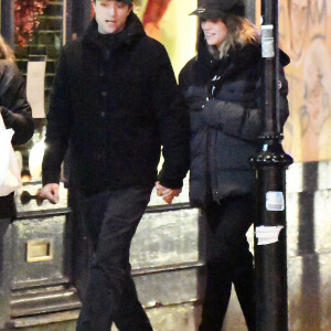 Exclusif - Robert Pattinson et sa compagne Suki Waterhouse à Londres, le 23 décembre 2019.