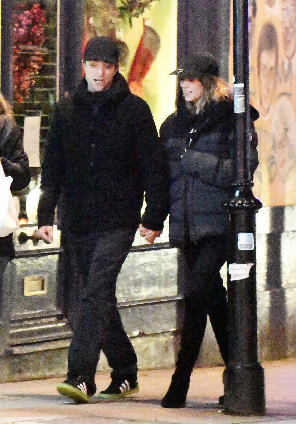 Exclusif - Robert Pattinson et sa compagne Suki Waterhouse à Londres, le 23 décembre 2019.