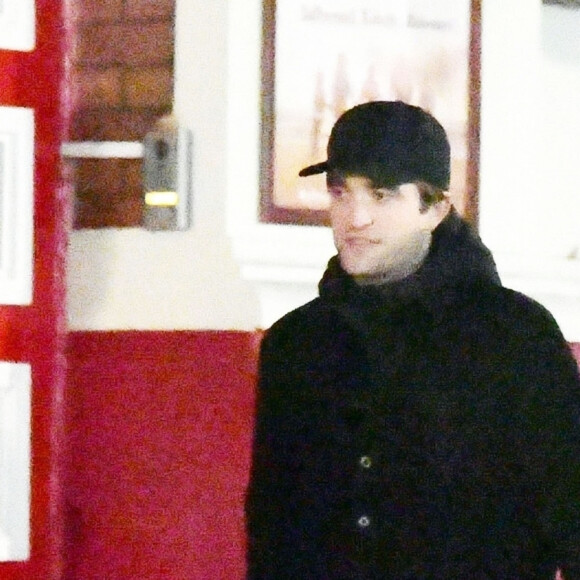 Exclusif - Robert Pattinson et sa compagne Suki Waterhouse à Londres, le 23 décembre 2019.