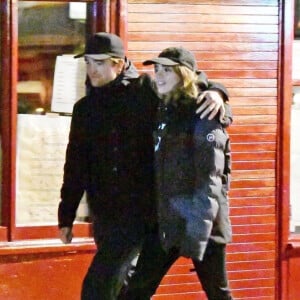 Exclusif - Robert Pattinson et sa compagne Suki Waterhouse à Londres, le 23 décembre 2019.