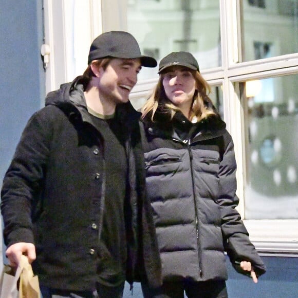 Exclusif - Robert Pattinson et sa compagne Suki Waterhouse à Londres, le 23 décembre 2019.