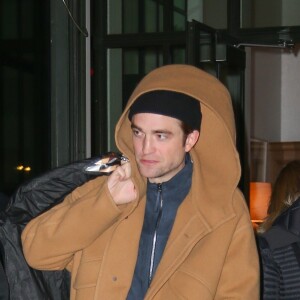 Robert Pattinson à la sortie d'un immeuble à New York, le 19 novembre 2019