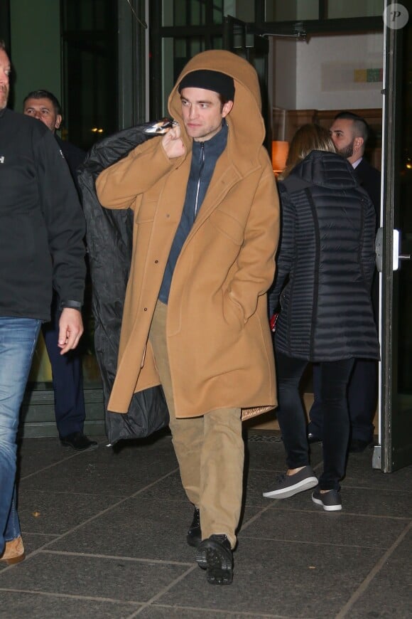 Robert Pattinson à la sortie d'un immeuble à New York, le 19 novembre 2019