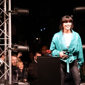 Exclusif - Jenifer, la chanteuse française et coach dans The Voice, a inauguré les illuminations de Noël sur la Place des Arcades du centre commercial au Polygone Riviera à Cagnes sur Mer, près de Nice avant de faire un show case suivi d'une séance de dédicaces à la Fnac le 25 novembre 2019. © Bruno Bebert/Bestimage