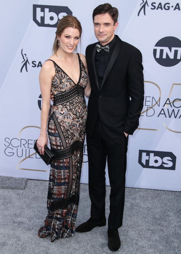 Ashley Hinshaw et son mari Topher Grace - Photocall - 25ème cérémonie annuelle des Screen Actors Guild Awards au Shrine Audritorium à Los Angeles, le 27 janvier 2019.