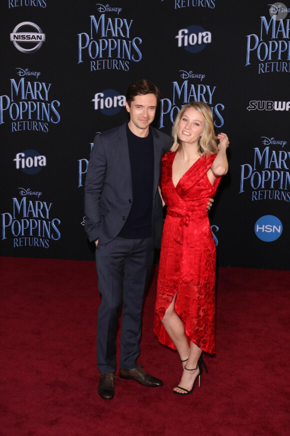 Topher Grace et sa femme Ashley Hinshaw à la première de "Mary Poppins Returns" au Dolby Theatre à Los Angeles, le 29 novembre 2018.