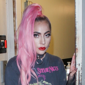 Lady Gaga porte un t-shirt Stevie Nicks, des bottes compensées et une queue de cheval rose à la sortie de l'évènement éphémère "Labs Makeup" à The Grove, Los Angeles, le 5 décembre 2019.